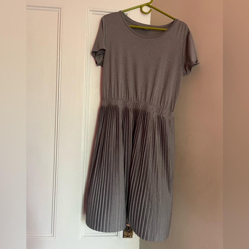 Chic Gray Pleated Dress